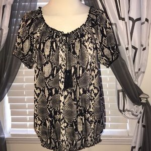 🌸 4x20 🌸 ISABELLA RODRIGUEZ SNAKE PRINT TOP SZ M